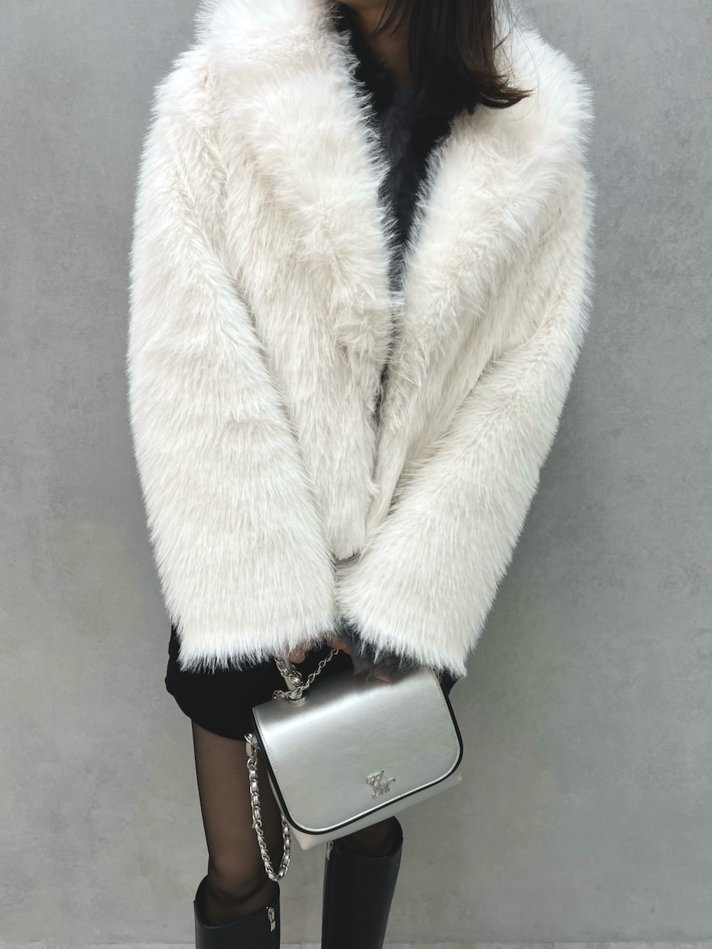 ホワイト系のその他アウター、グレー系のニット/セーター、シルバー系のショルダーバッグを着用したレディースの冬コーディネートの8枚目の写真