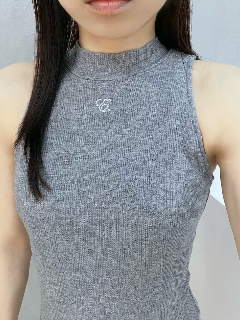 ホワイト系のサンダル、グレー系のワンピースを着用したレディースの夏コーディネートの7枚目の写真