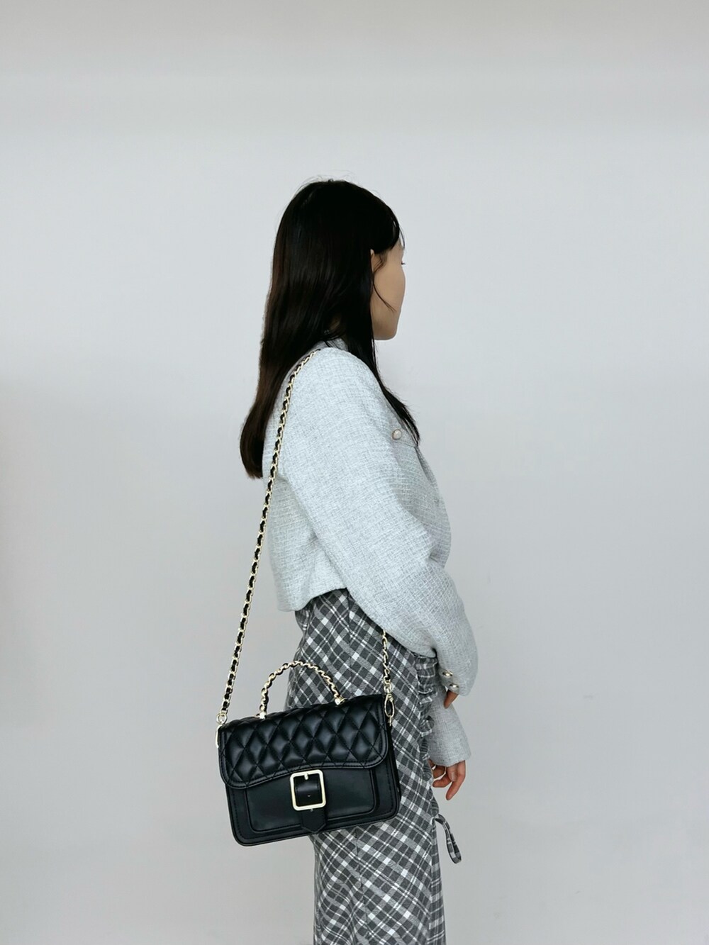 グレー系のワンピース、ブラック系のブーツ、グレー系のテーラードジャケットを着用したレディースの秋コーディネートの7枚目の写真