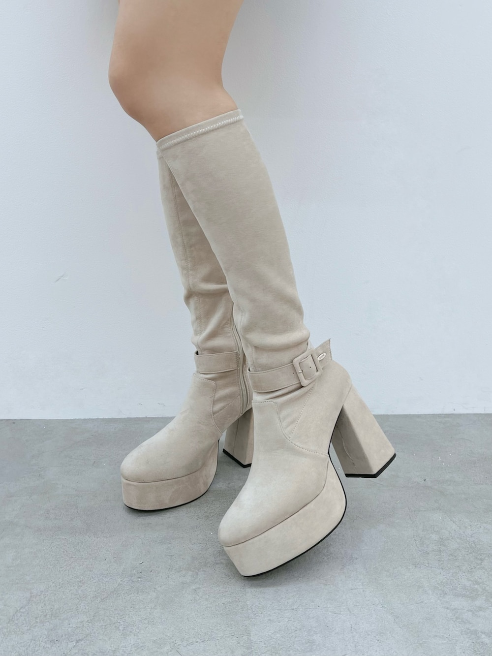 ブラウン系のブルゾン、ホワイト系のブーツを着用したレディースの秋コーディネートの9枚目の写真