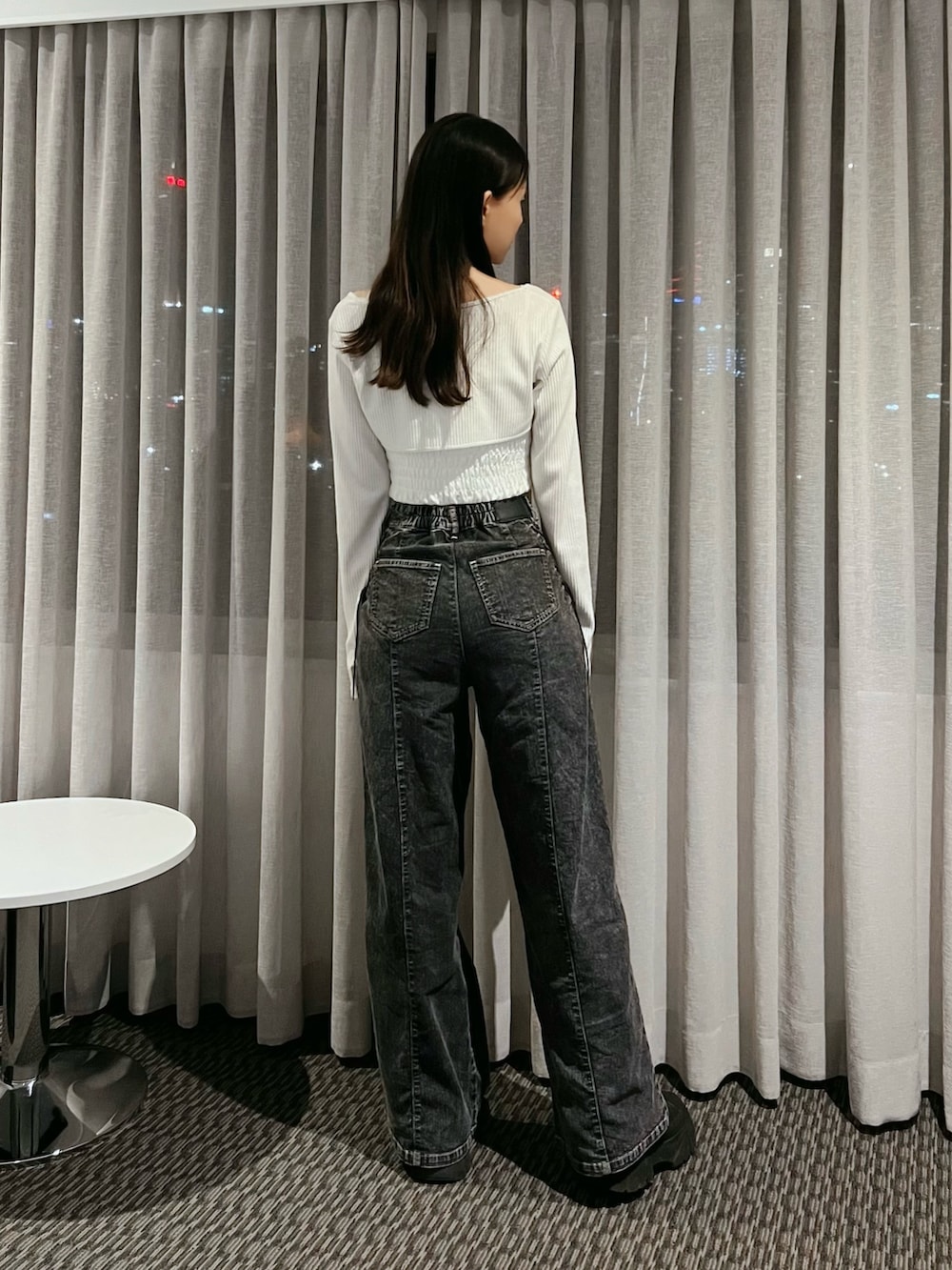 ブラック系のデニムパンツ、ホワイト系のシャツ/ブラウス、ゴールド系のネックレスを着用したレディースの夏コーディネートの3枚目の写真