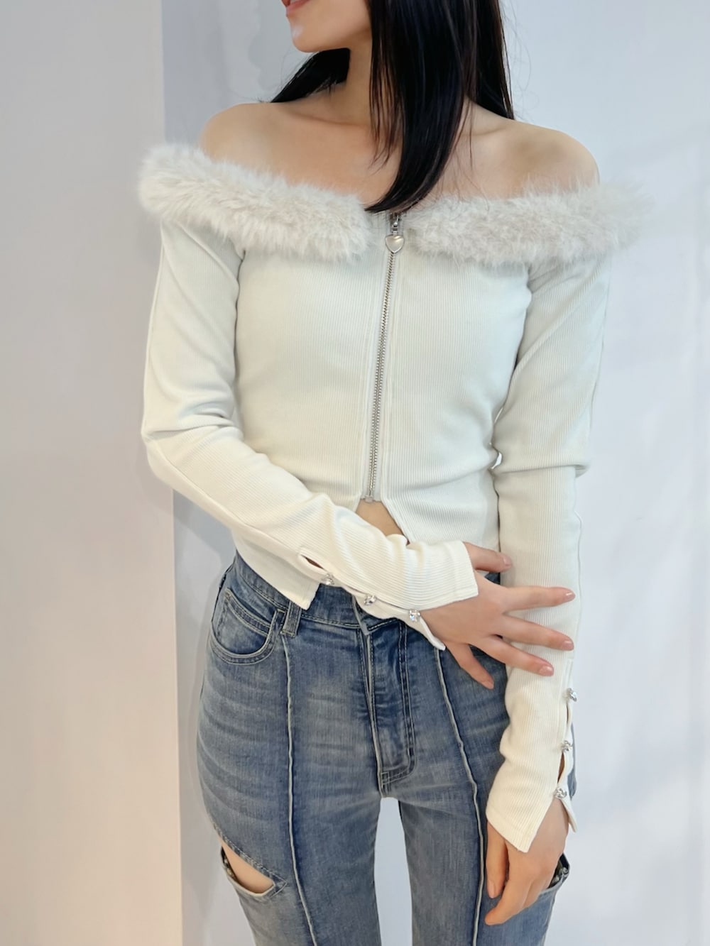 ブルー系のデニムパンツ、ホワイト系のTシャツ/カットソー、ホワイト系のサンダルを着用したレディースの夏コーディネートの5枚目の写真