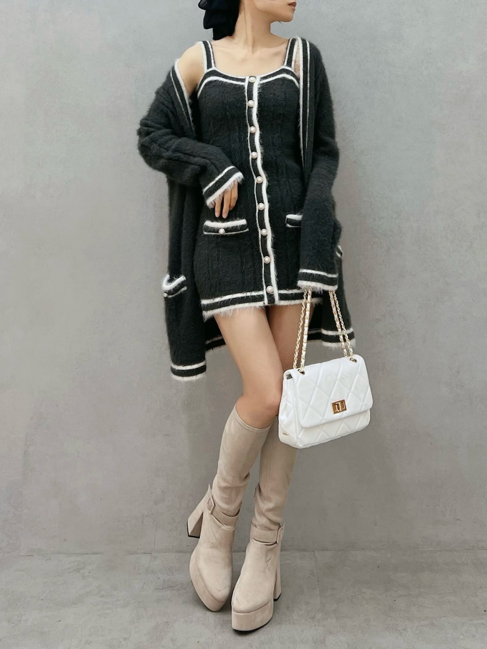 ブルー系のワンピース、ホワイト系のブーツ、ホワイト系のブーツを着用したレディースの秋コーディネートの4枚目の写真