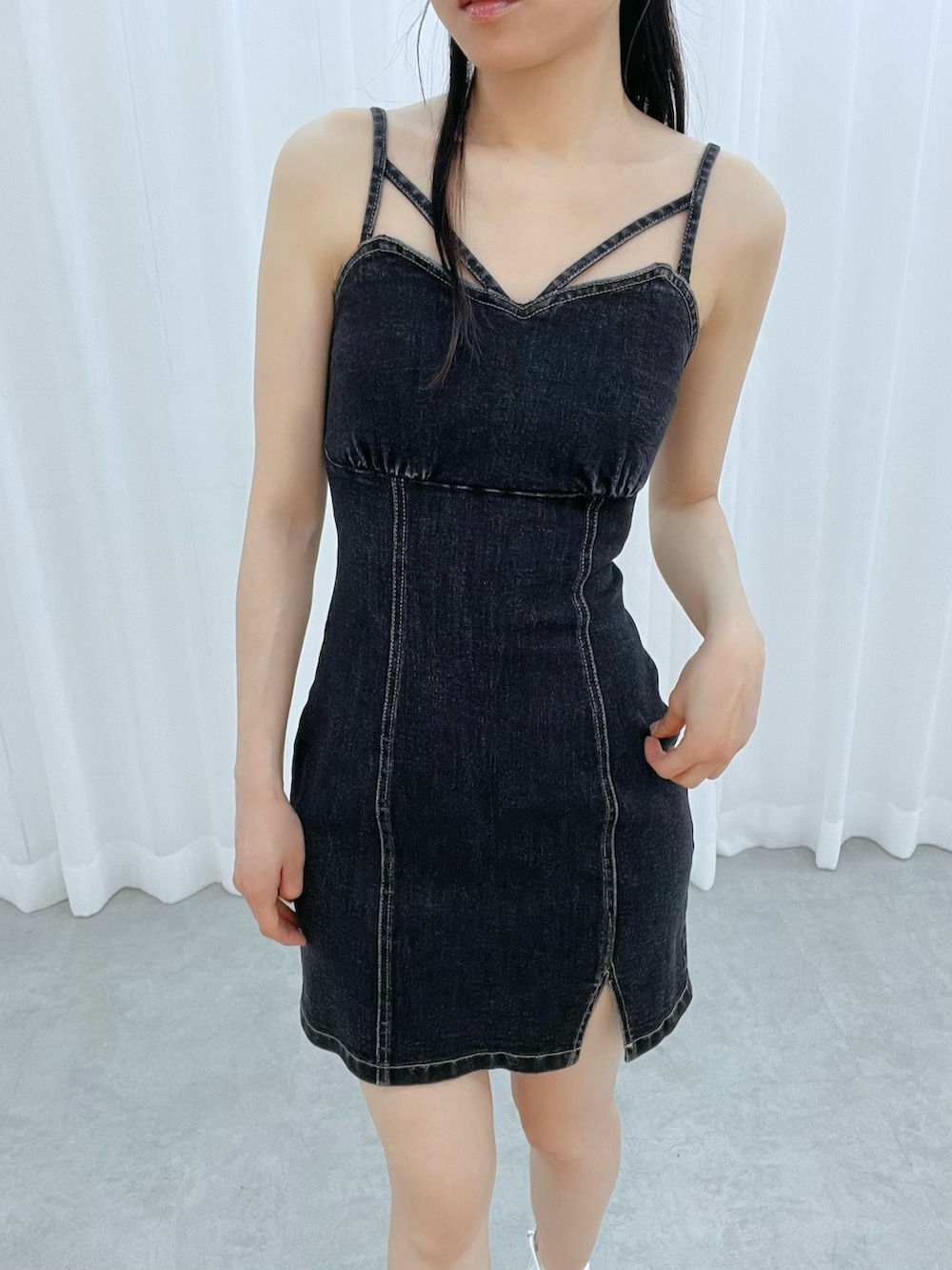 ブラック系のワンピース、ホワイト系のブーツを着用したレディースの冬コーディネートの5枚目の写真