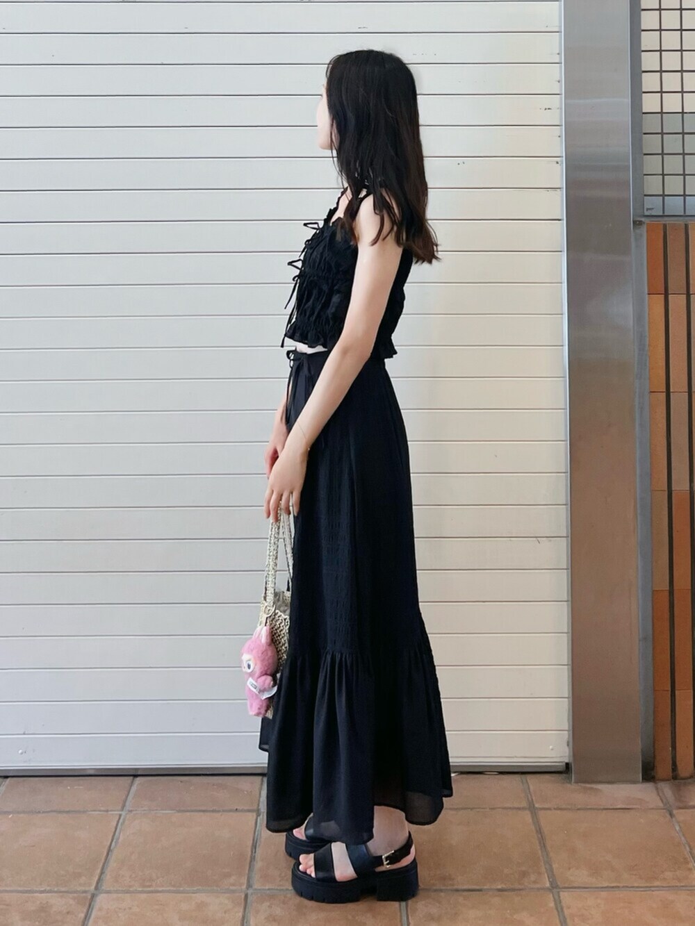 ブラック系のスカート、ブラック系のキャミソールを着用したレディースの夏コーディネートの2枚目の写真