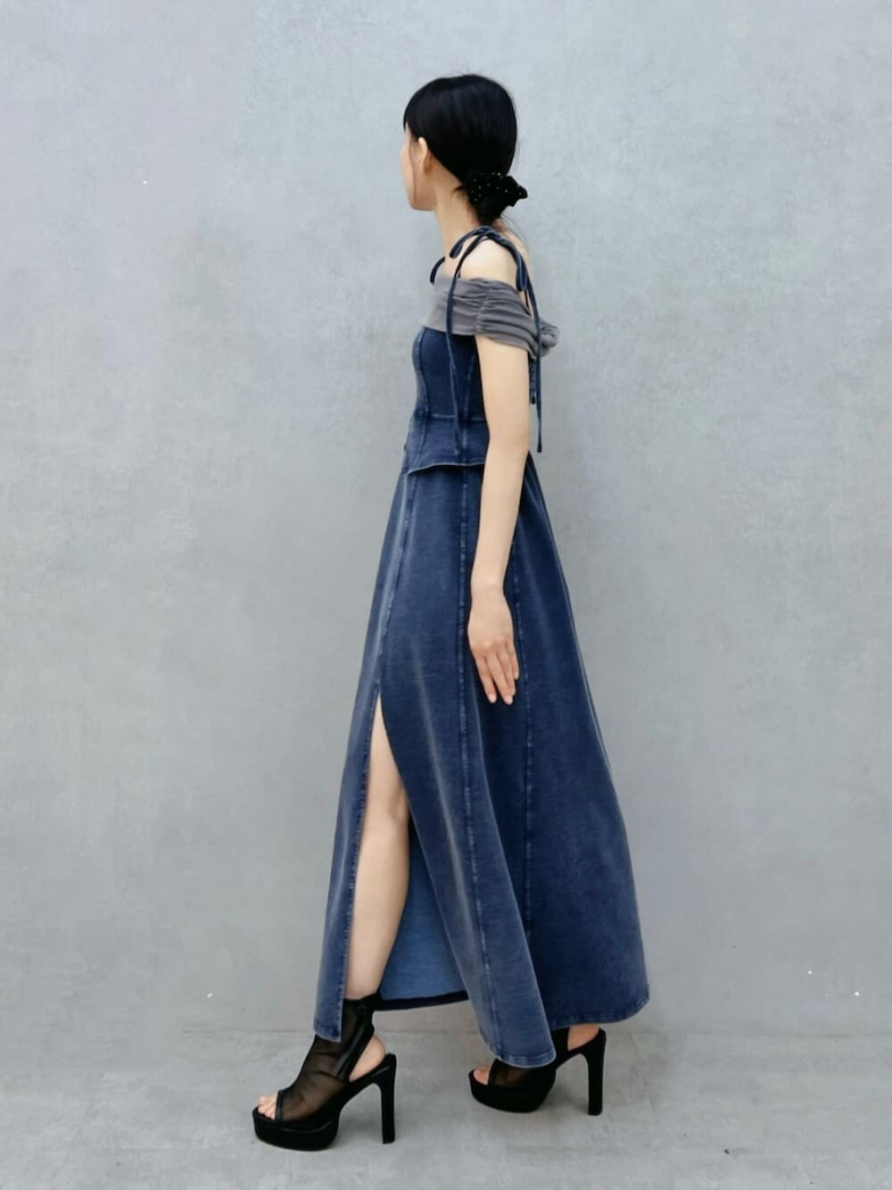 ブラック系のサンダル、ブルー系のワンピースを着用したレディースの秋コーディネートの2枚目の写真