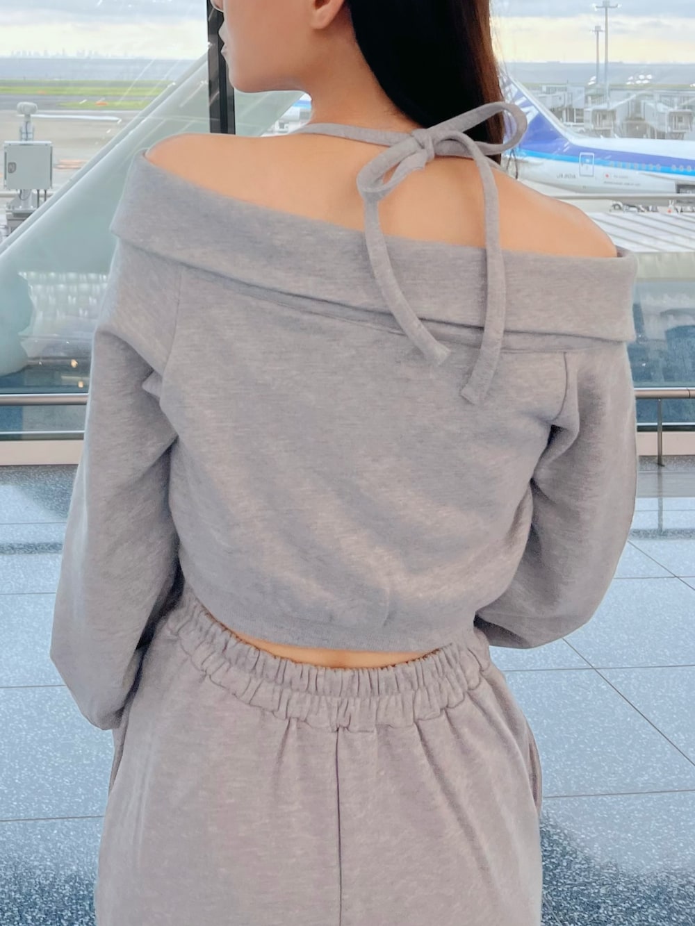 グレー系のスウェットパンツ、グレー系のTシャツ/カットソーを着用したレディースの秋コーディネートの6枚目の写真