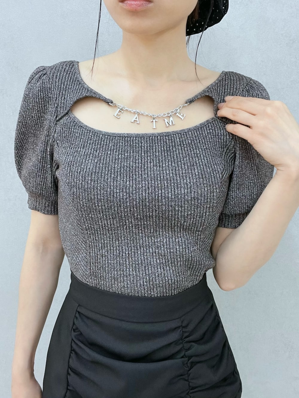 グレー系のTシャツ/カットソー、ブラック系のスカート、ブラック系のハンドバッグを着用したレディースの春コーディネートの4枚目の写真
