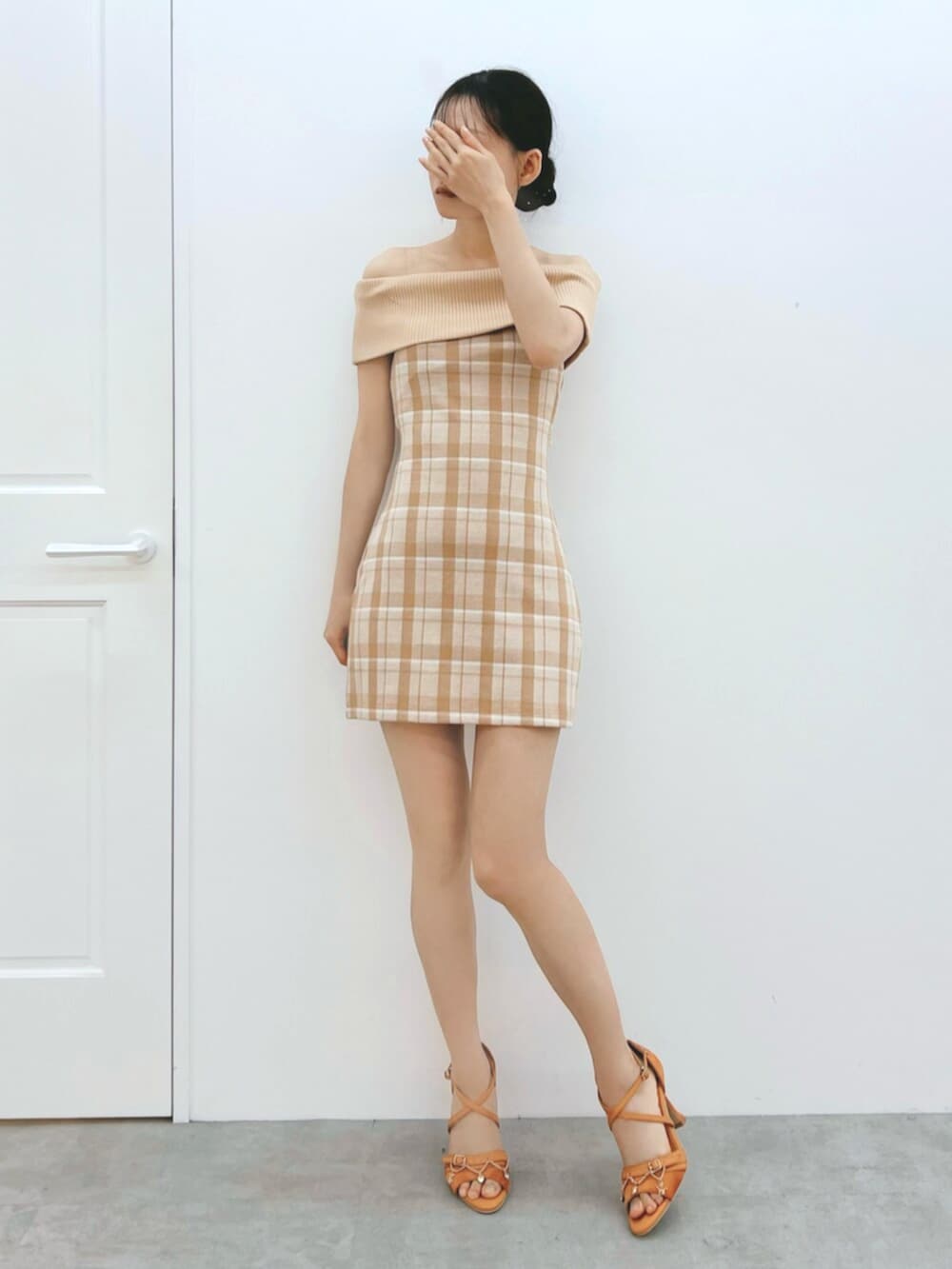 オレンジ系のワンピース、オレンジ系のサンダルを着用したレディースの夏コーディネートの4枚目の写真