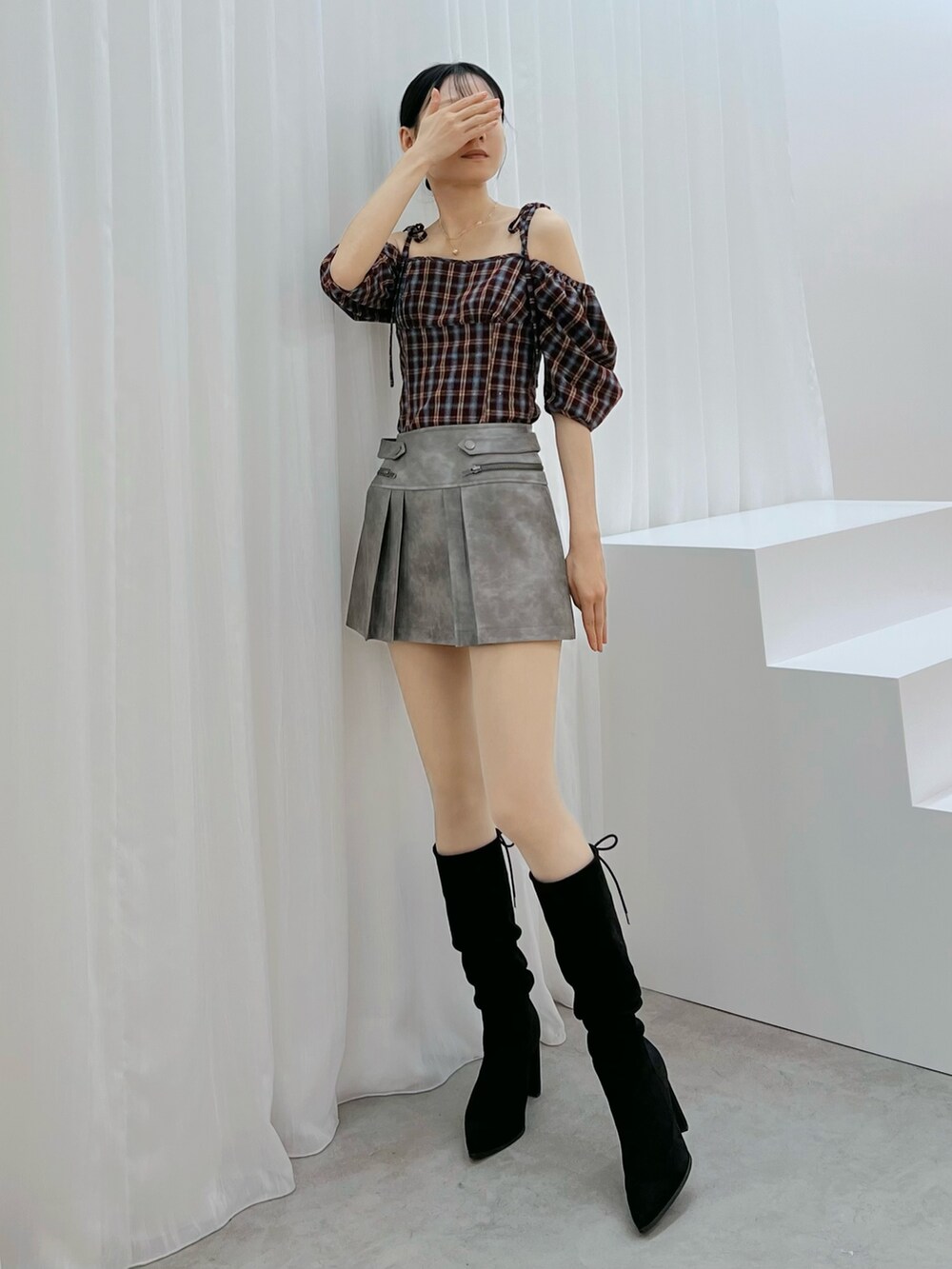 グレー系のスカート、その他のブーツ、レッド系のシャツ/ブラウスを着用したレディースの秋コーディネートの4枚目の写真