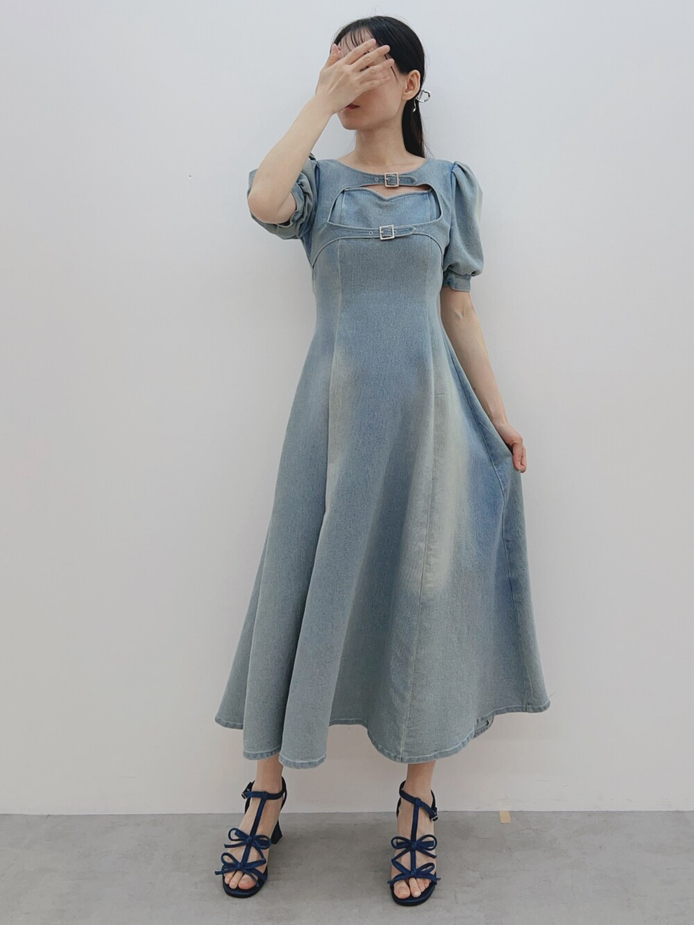 ブルー系のワンピース、ブルー系のサンダル、シルバー系のバレッタ/ヘアクリップを着用したレディースの春コーディネートの3枚目の写真