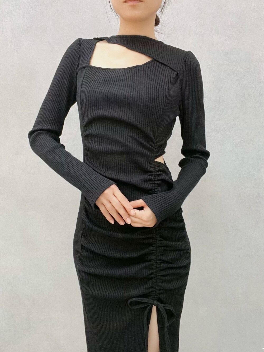 ブラック系のワンピース、ブラック系のブーツを着用したレディースの秋コーディネートの6枚目の写真