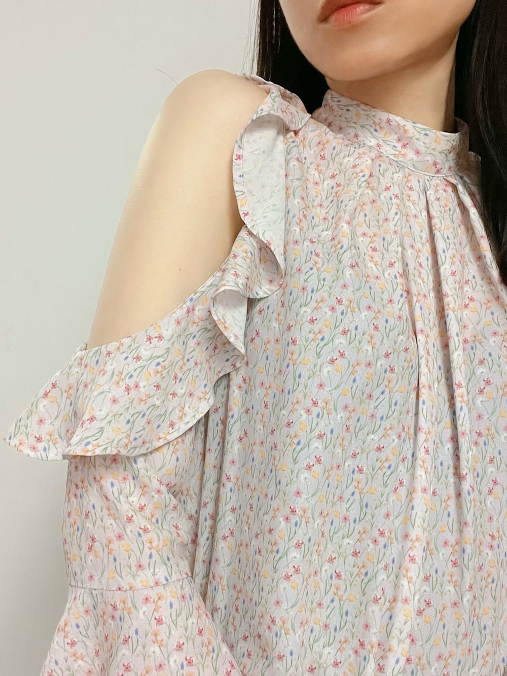 ピンク系のシャツ/ブラウス、ブラック系のデニムパンツを着用したレディースの春コーディネートの5枚目の写真