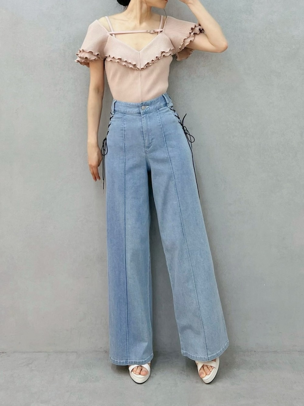 ブルー系のデニムパンツ、ピンク系のTシャツ/カットソー、ホワイト系のサンダルを着用したレディースの夏コーディネートの4枚目の写真