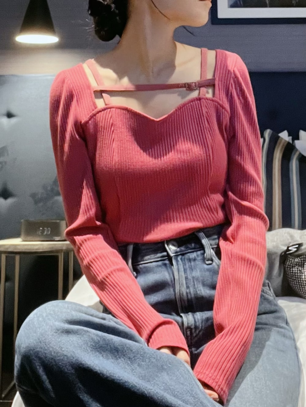 ピンク系のTシャツ/カットソーを着用したレディースの冬コーディネートの6枚目の写真