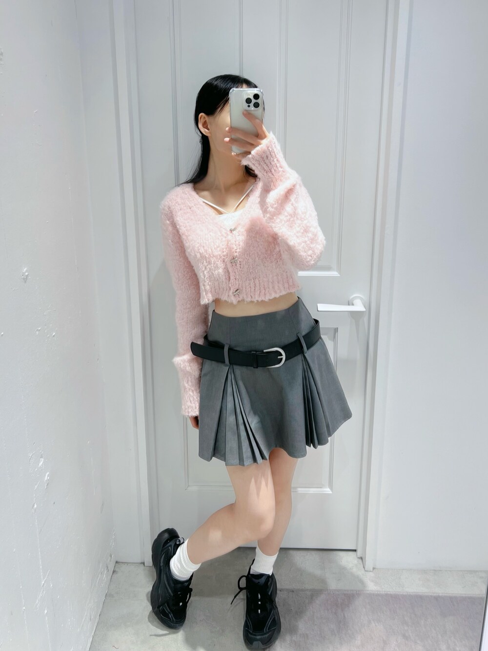 グレー系のスカート、ピンク系のカーディガン/ボレロ、ホワイト系のその他アンダーウェア/インナーを着用したレディースの春コーディネートの3枚目の写真