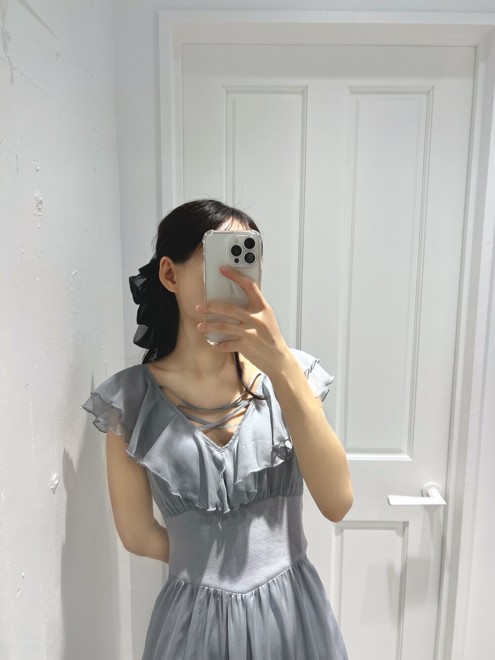 ブルー系のワンピース、ホワイト系のサンダルを着用したレディースの夏コーディネートの4枚目の写真