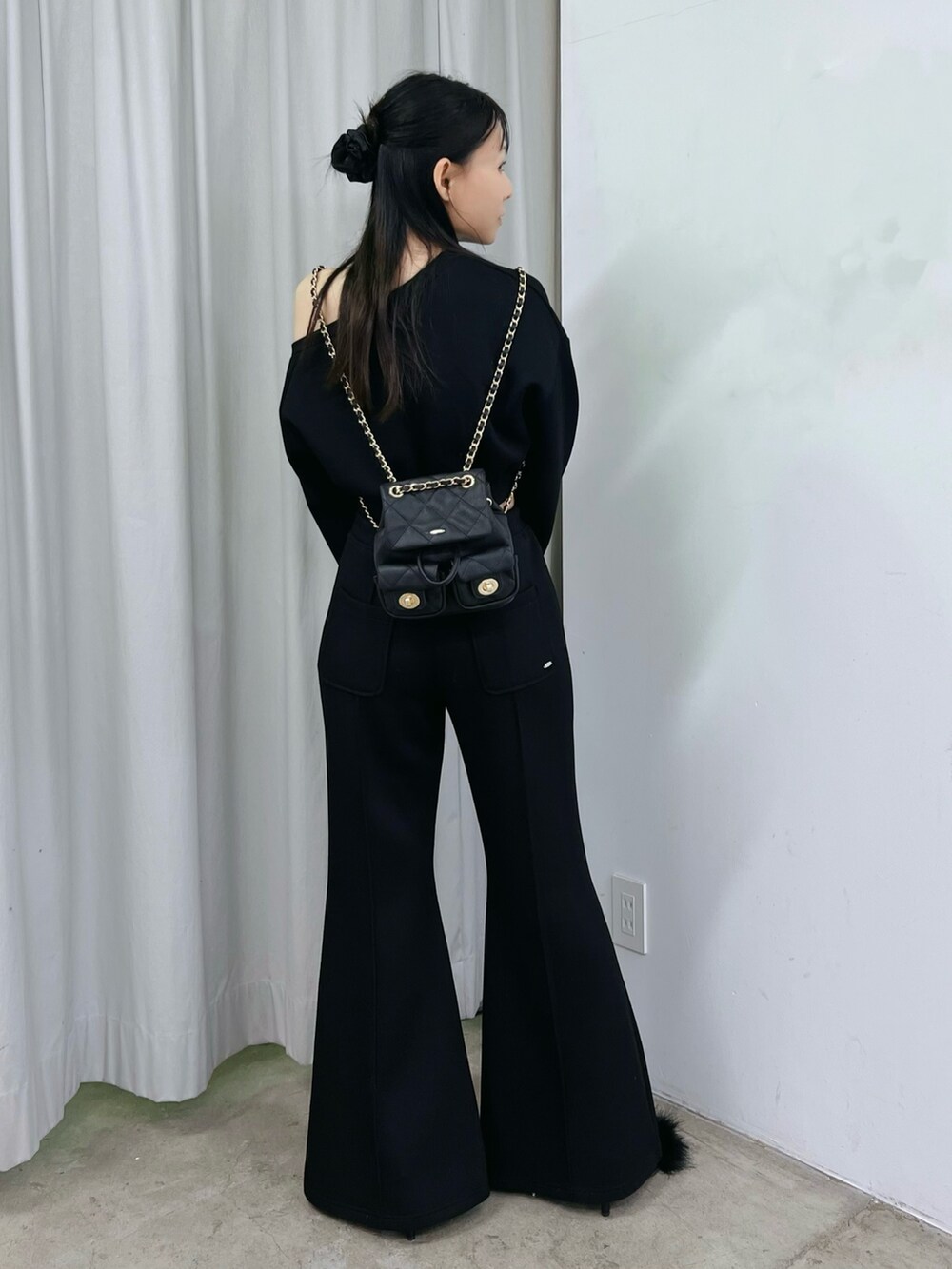 ブラック系のその他パンツ、ブラック系のサンダル、ブラック系のスウェットを着用したレディースの冬コーディネートの3枚目の写真