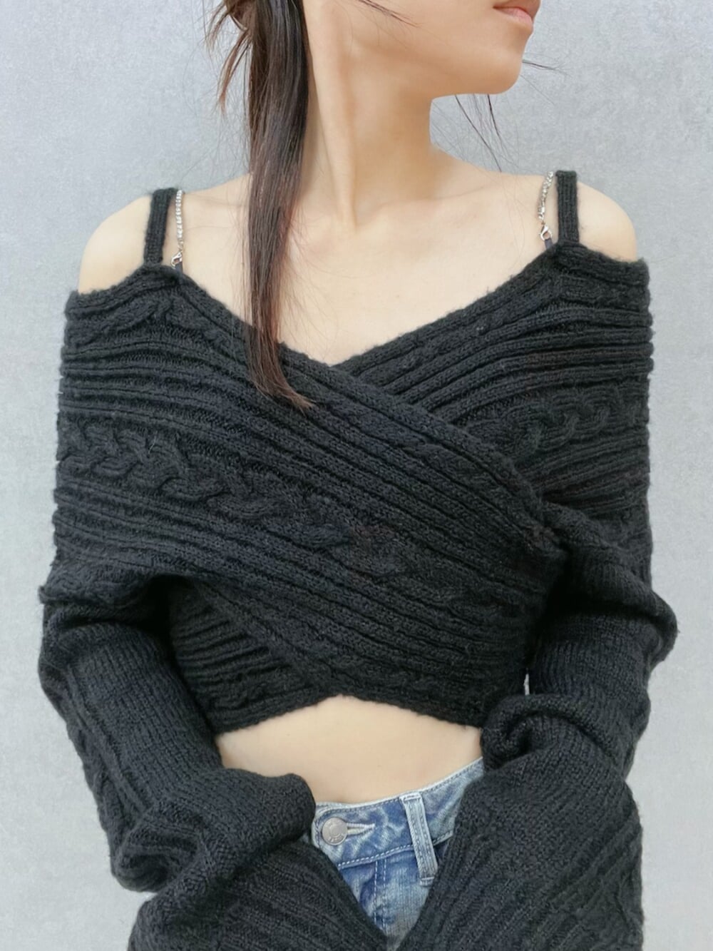 ブラック系のブーツ、ブルー系のデニムパンツ、ブラック系のニット/セーターを着用したレディースの冬コーディネートの5枚目の写真