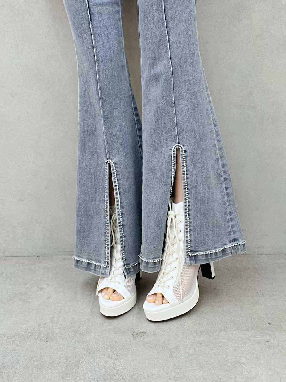 イエロー系のシャツ/ブラウス、ブルー系のデニムパンツ、ブルー系のデニムジャケットを着用したレディースの春コーディネートの6枚目の写真