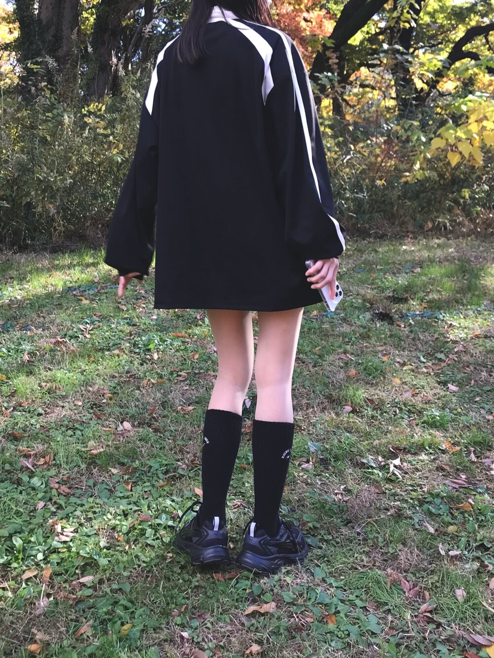 ブラック系のTシャツ/カットソーを着用したレディースの冬コーディネートの6枚目の写真