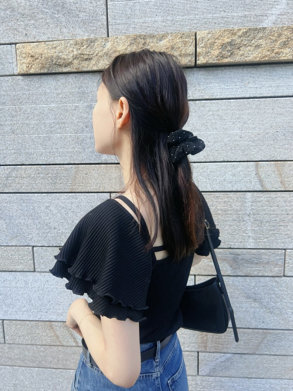 ブラック系のTシャツ/カットソーを着用したレディースの夏コーディネートの6枚目の写真