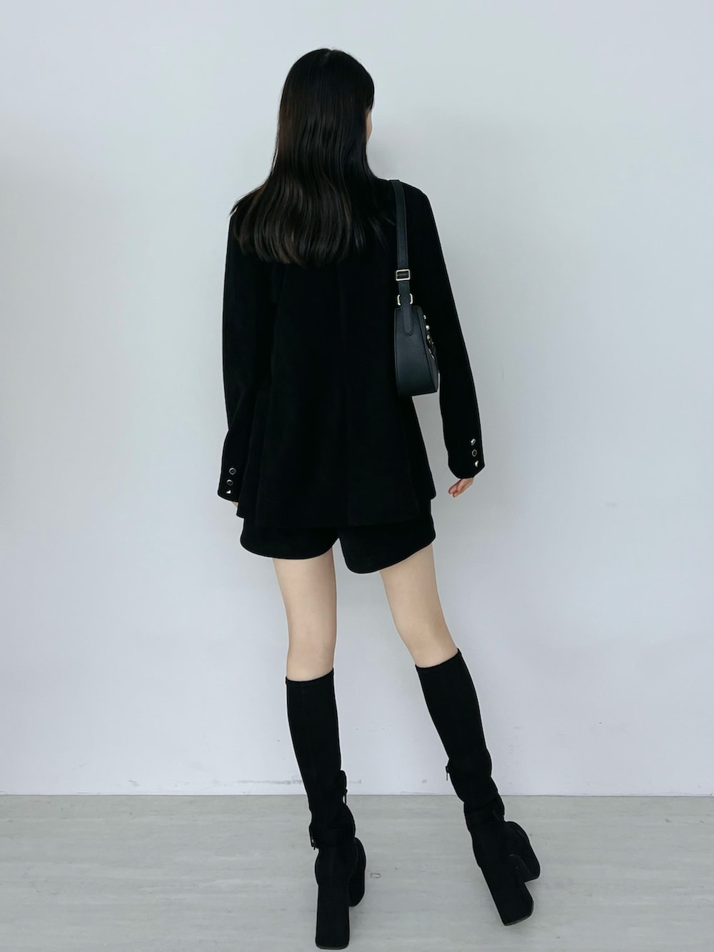 ブラック系のその他パンツ、ブラック系のブーツ、ブラック系のショルダーバッグを着用したレディースの秋コーディネートの3枚目の写真