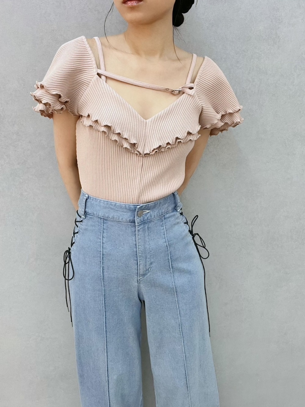 ブルー系のデニムパンツ、ピンク系のTシャツ/カットソー、ホワイト系のサンダルを着用したレディースの夏コーディネートの6枚目の写真
