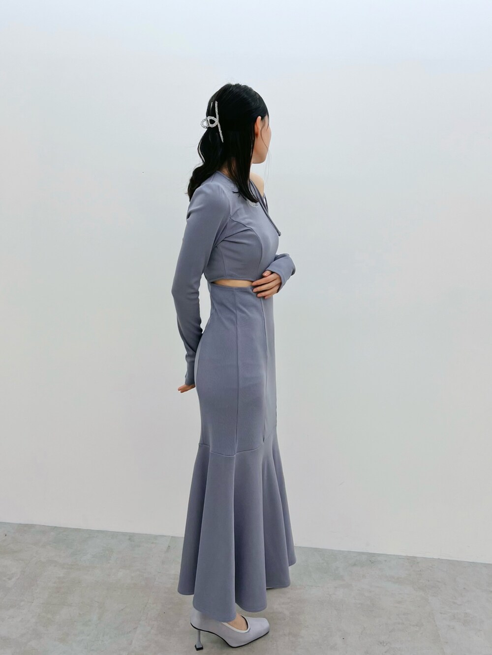 ブルー系のパンプス、ブルー系のワンピースを着用したレディースの春コーディネートの3枚目の写真