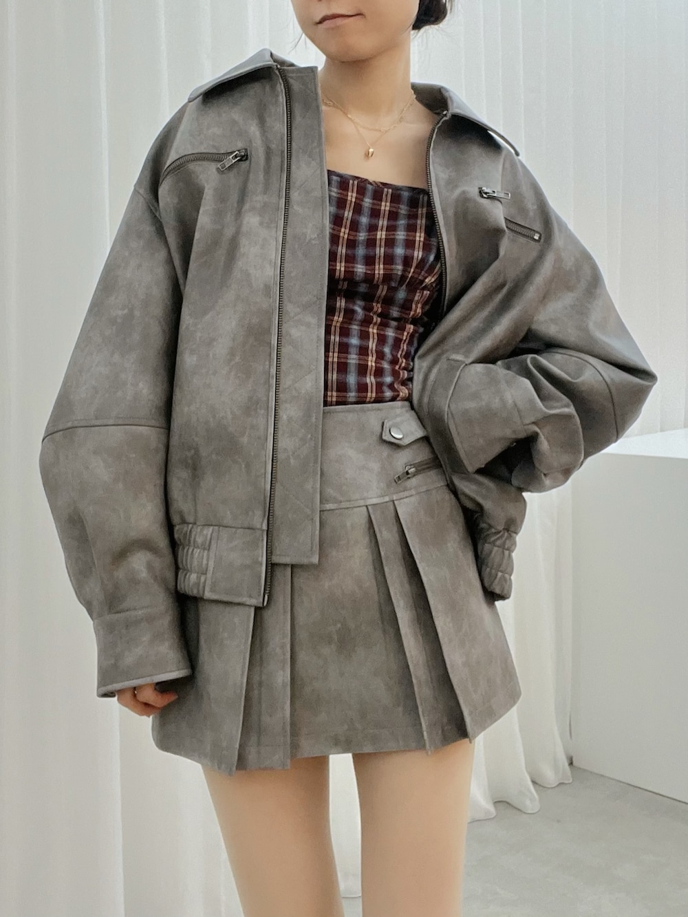 グレー系のスカート、レッド系のシャツ/ブラウス、その他のブーツを着用したレディースの秋コーディネートの5枚目の写真