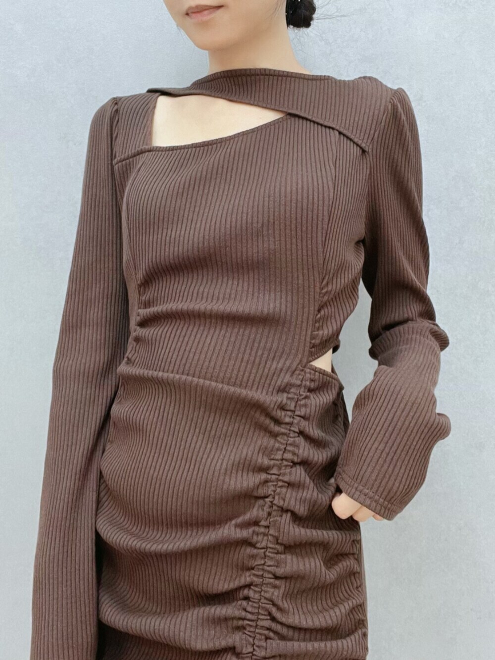 ブラウン系のサンダル、ブラック系のワンピースを着用したレディースの秋コーディネートの4枚目の写真