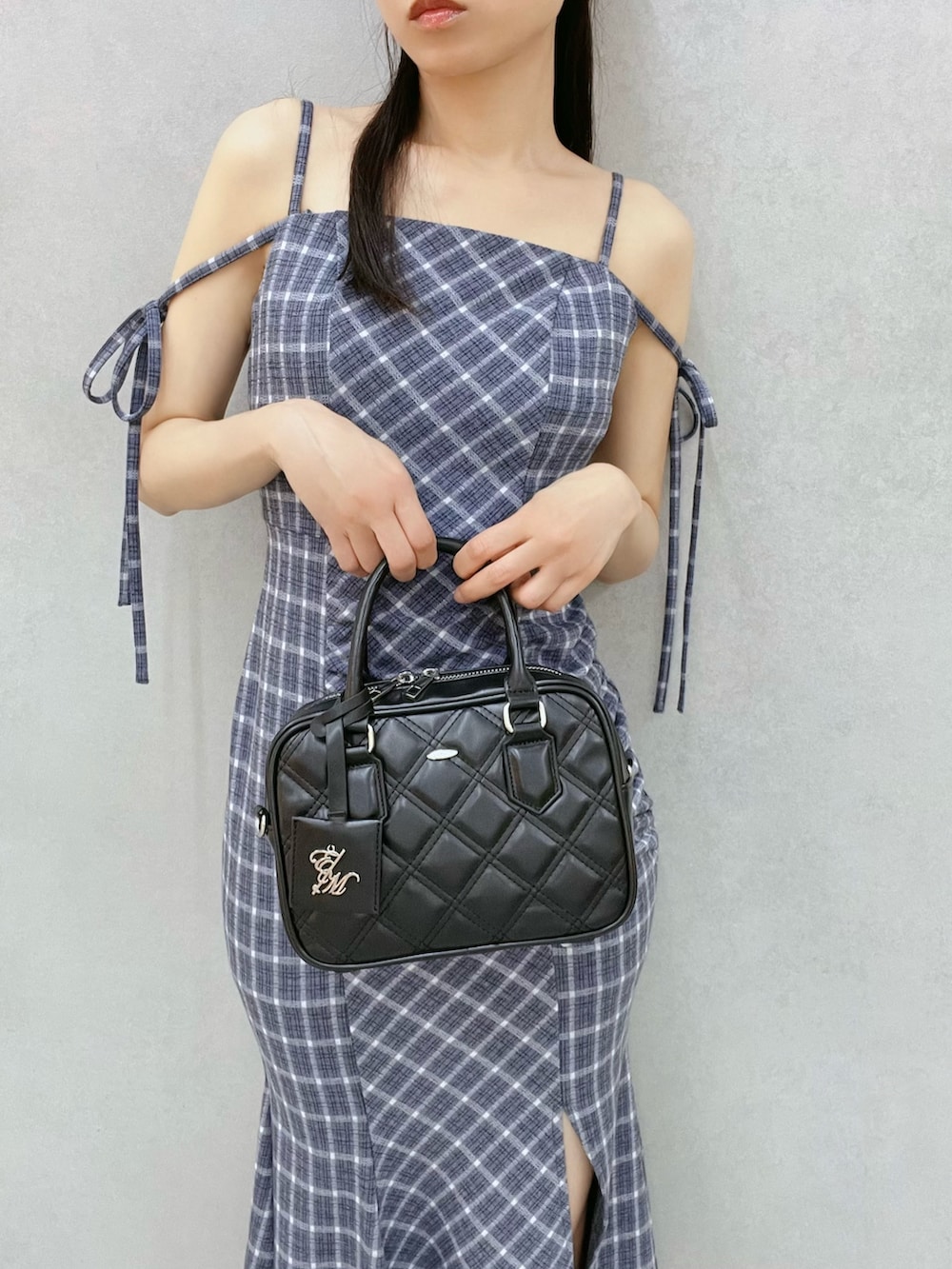 ブルー系のワンピース、ブラック系のハンドバッグ、ブラック系のサンダルを着用したレディースの春コーディネートの5枚目の写真