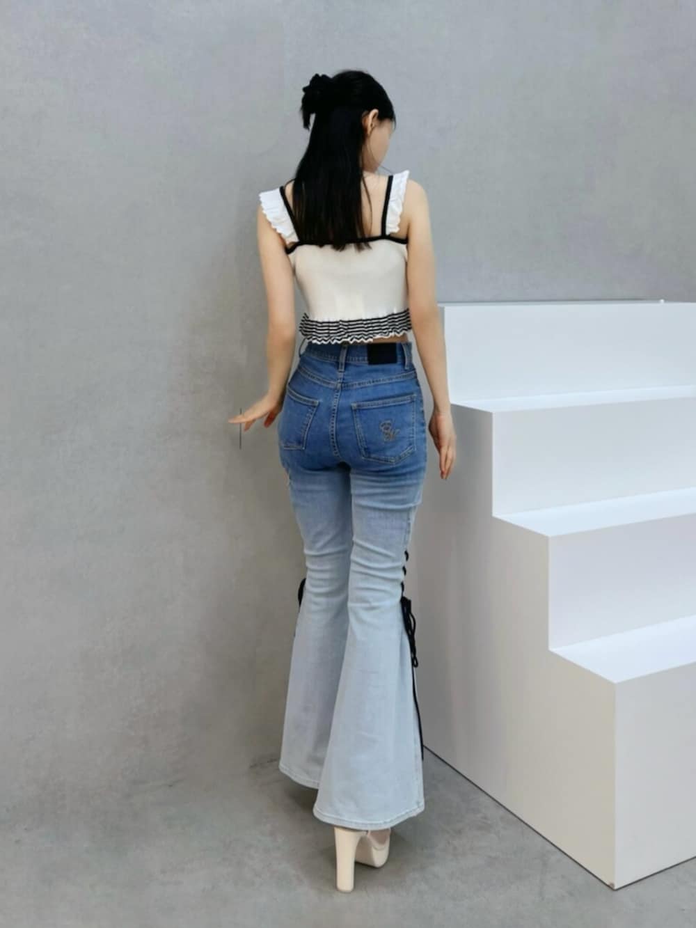 ホワイト系のサンダル、その他のデニムパンツ、ホワイト系のキャミソールを着用したレディースの夏コーディネートの3枚目の写真