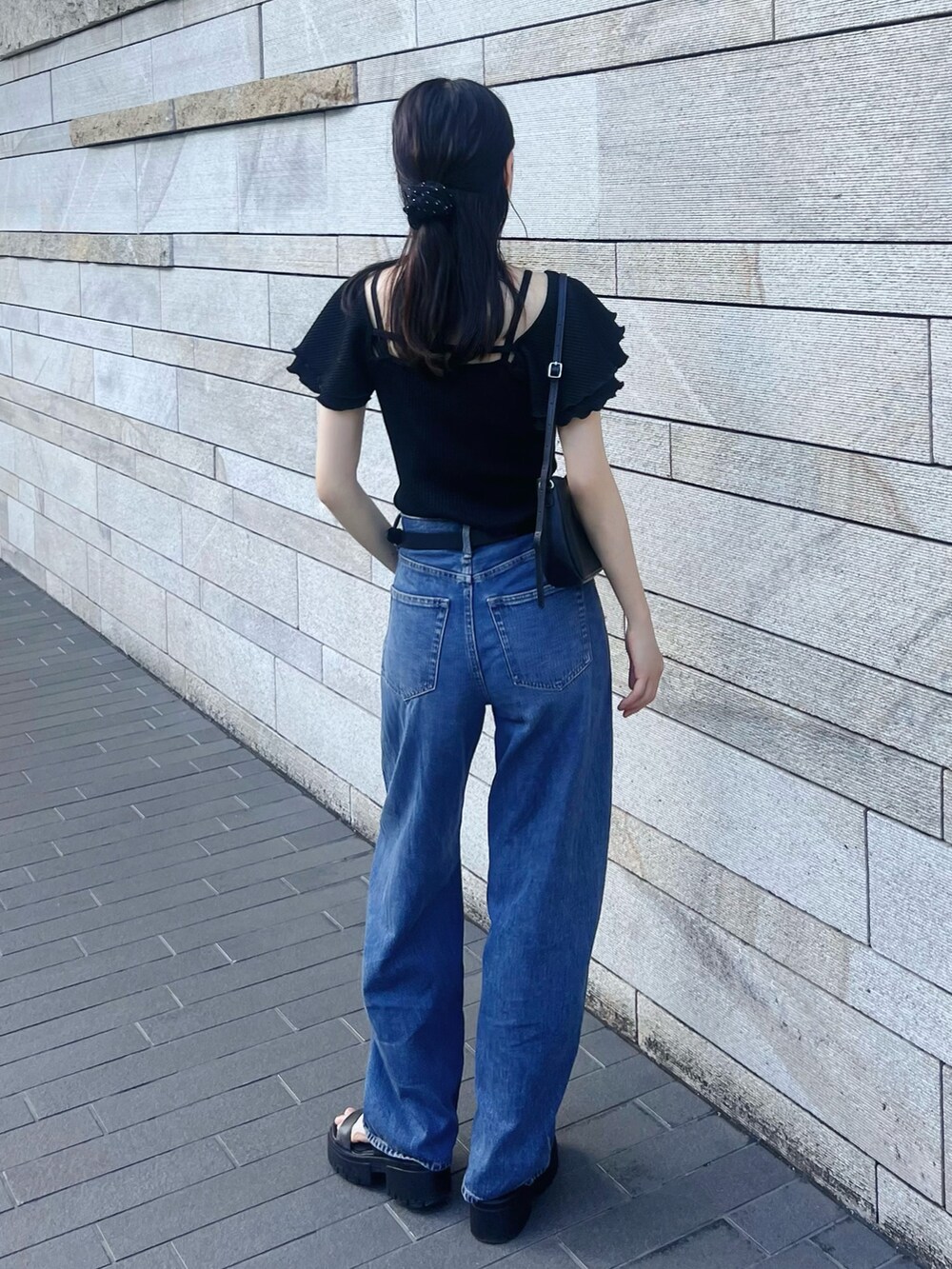 ブラック系のTシャツ/カットソーを着用したレディースの夏コーディネートの3枚目の写真