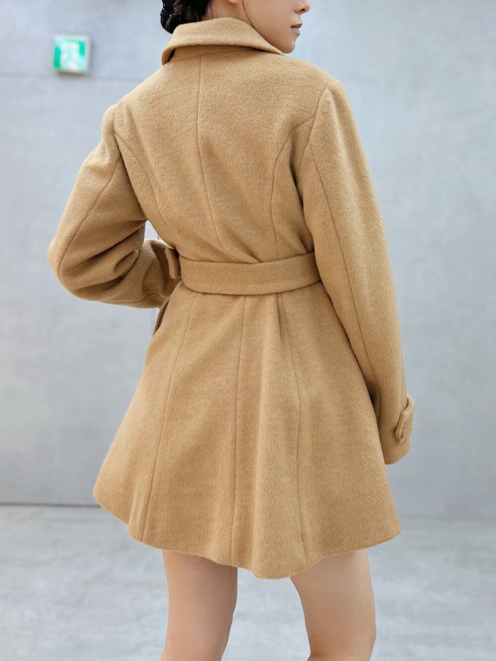 ブラウン系のその他アウター、ブラック系のブーツを着用したレディースの秋コーディネートの6枚目の写真