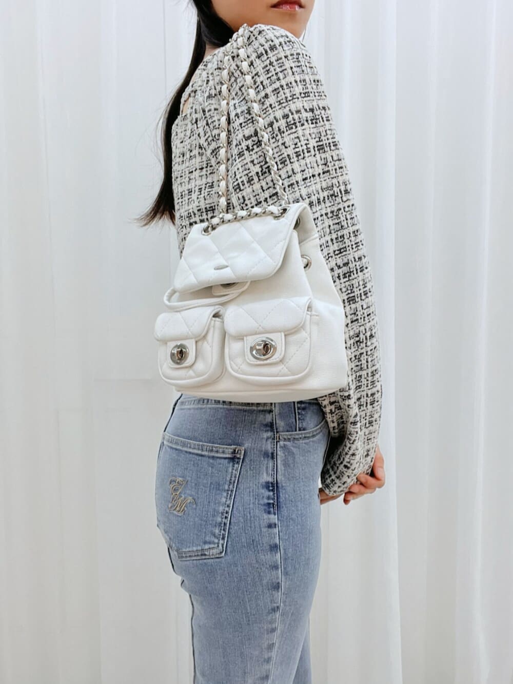 ホワイト系のブーツ、ブルー系のデニムパンツ、ブラック系のシャツ/ブラウスを着用したレディースの冬コーディネートの8枚目の写真