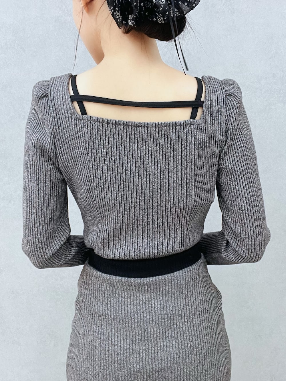 グレー系のスカート、グレー系のTシャツ/カットソー、ブラック系のブーツを着用したレディースの冬コーディネートの6枚目の写真