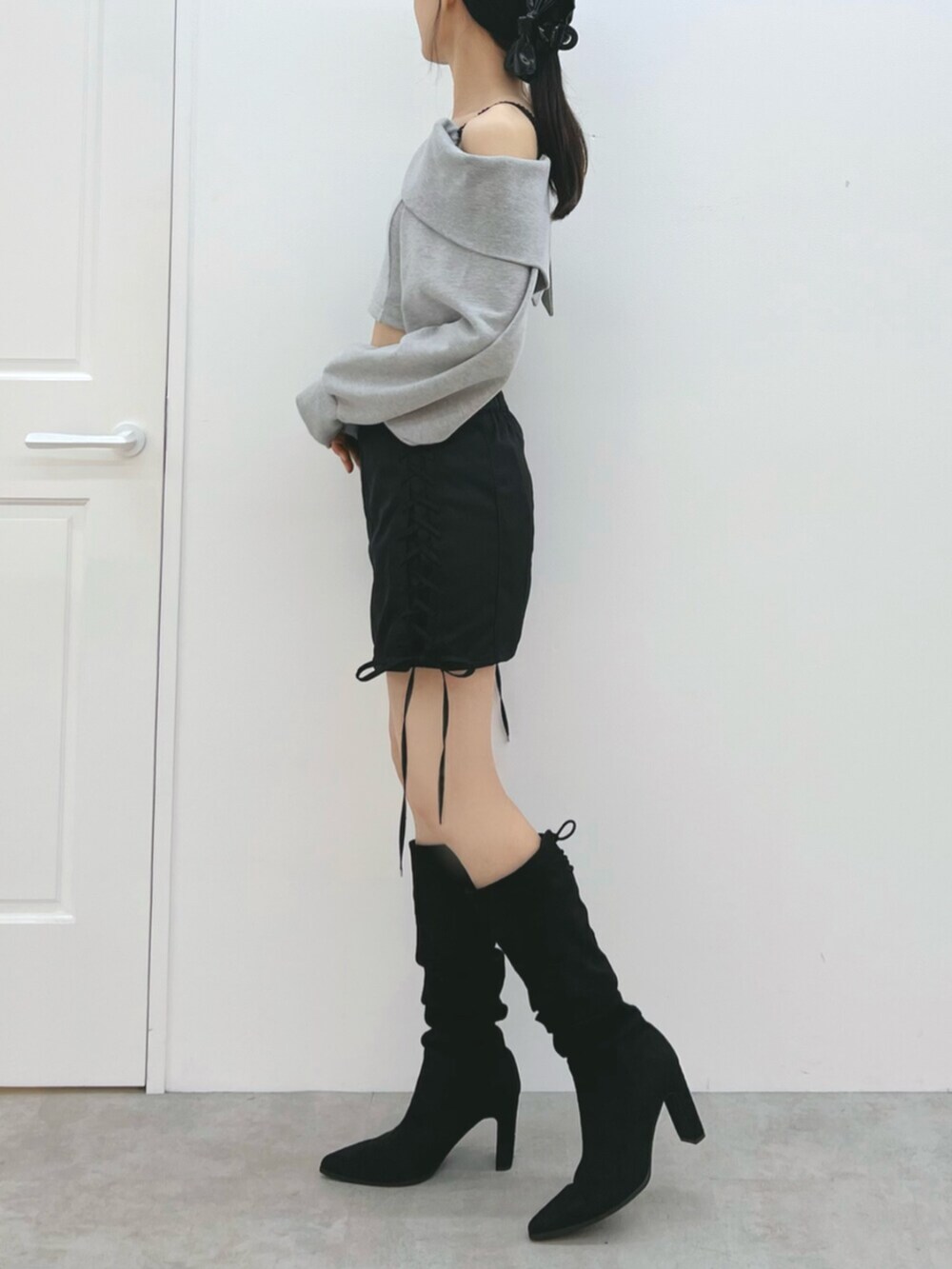 その他のブーツ、グレー系のTシャツ/カットソー、ブラック系のスカートを着用したレディースの夏コーディネートの3枚目の写真