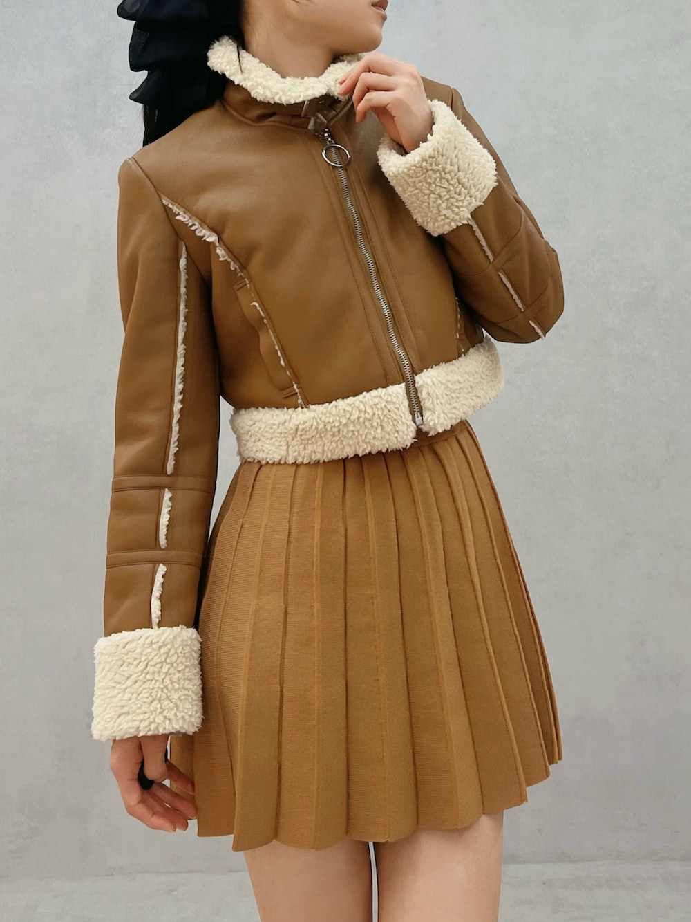 ブラウン系のワンピース、ブラウン系のワンピース、ホワイト系のブーツを着用したレディースの秋コーディネートの5枚目の写真