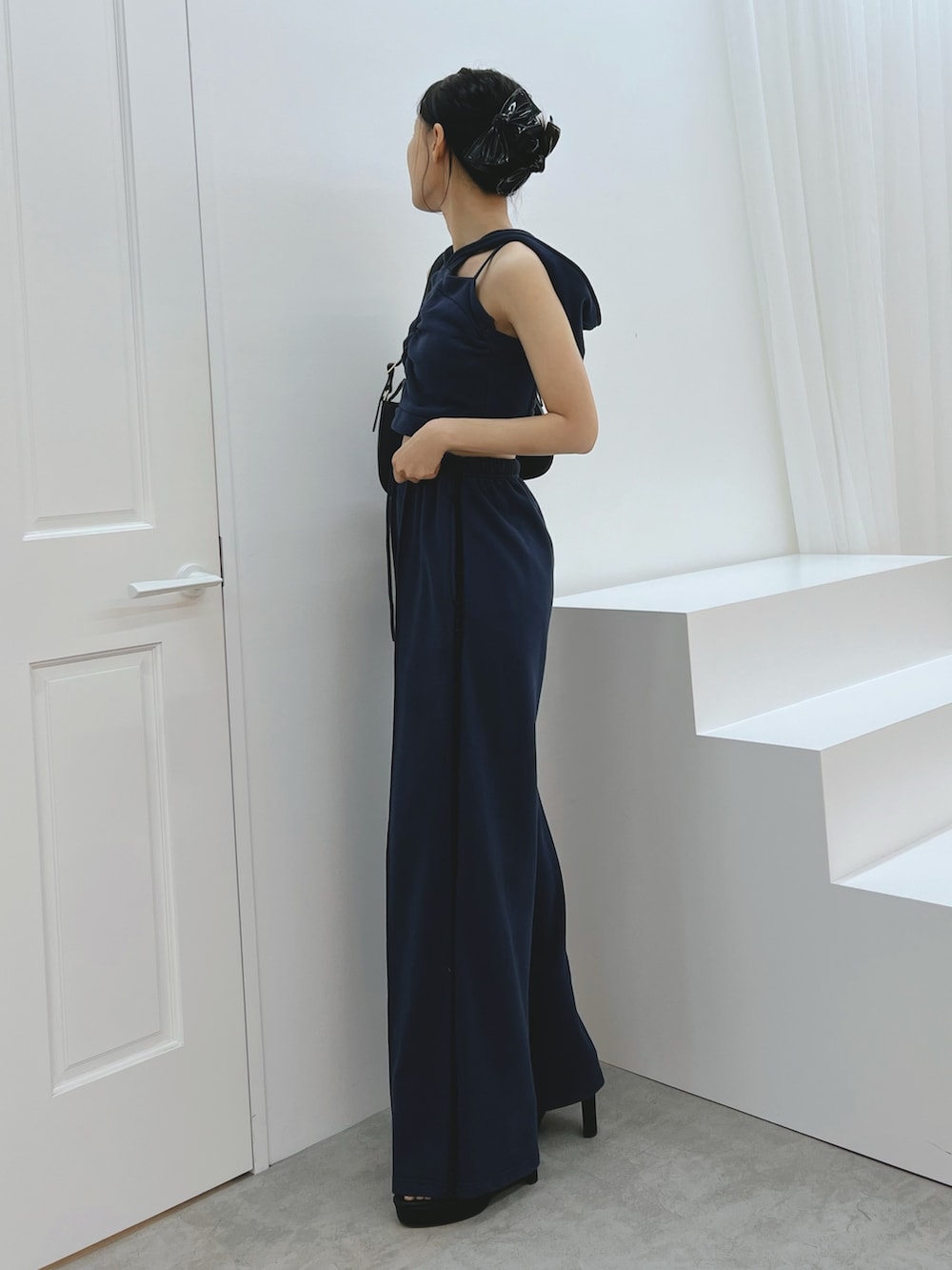 ブルー系のスウェットパンツ、ブルー系のキャミソール、ブラック系のショルダーバッグを着用したレディースの秋コーディネートの5枚目の写真