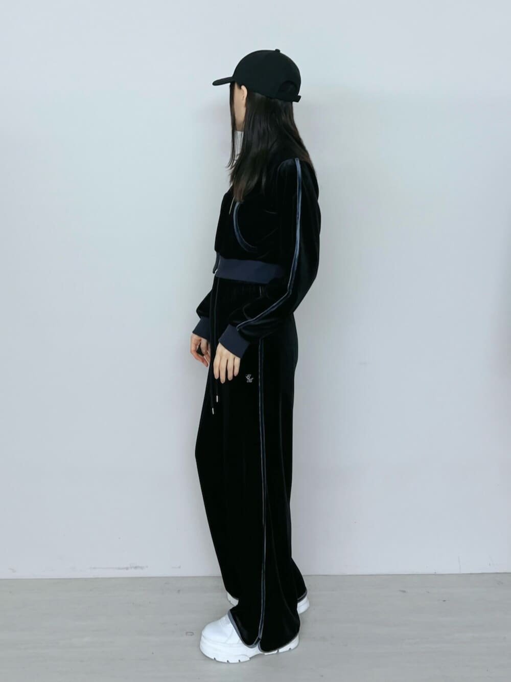 ブラック系のその他パンツ、ブラック系のブルゾンを着用したレディースの秋コーディネートの3枚目の写真