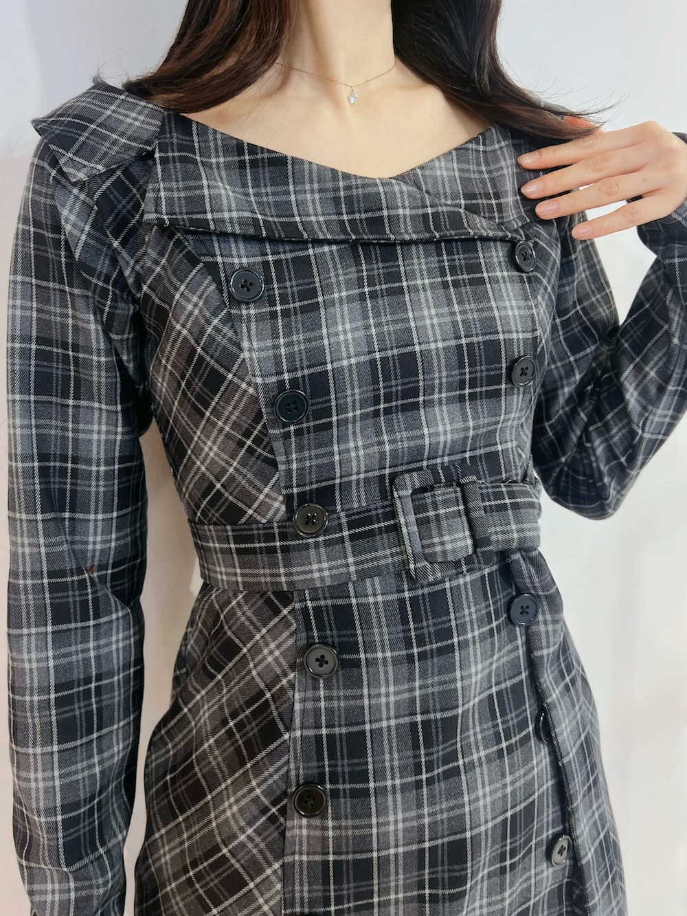 ブラック系のハンドバッグ、グレー系のワンピース、ブラック系のブーツを着用したレディースの夏コーディネートの5枚目の写真