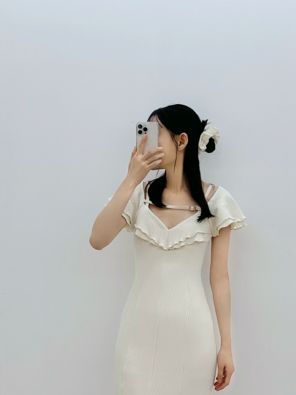 ホワイト系のワンピース、ホワイト系のサンダルを着用したレディースの夏コーディネートの5枚目の写真