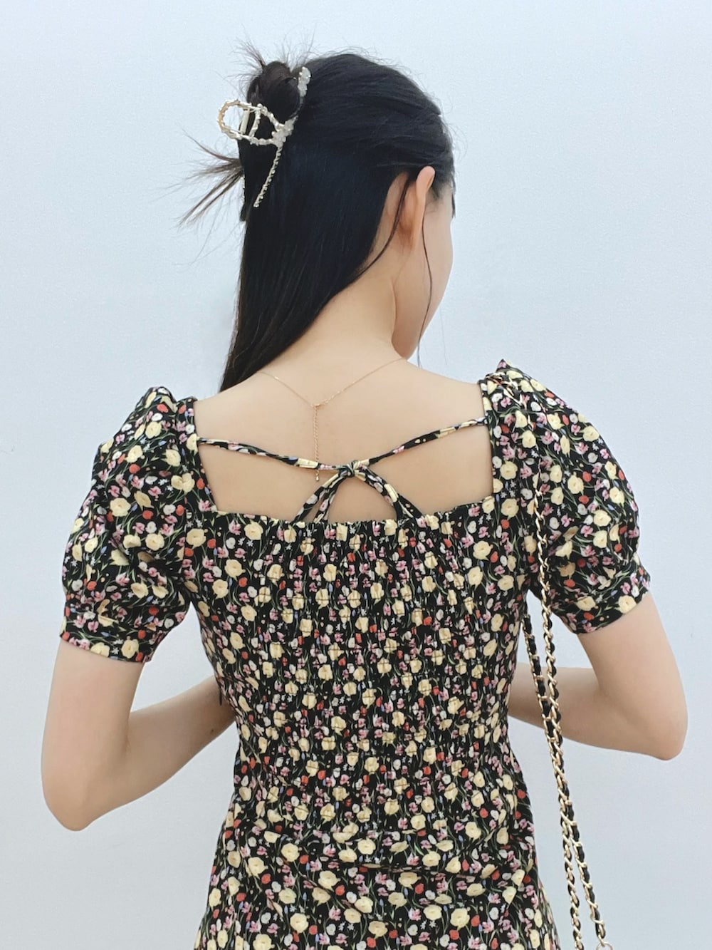 ブラック系のワンピース、ブラック系のハンドバッグ、ブラック系のサンダルを着用したレディースの春コーディネートの6枚目の写真