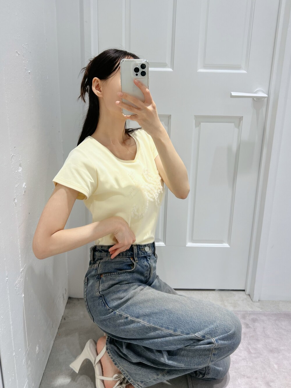 イエロー系のTシャツ/カットソー、シルバー系のバレッタ/ヘアクリップを着用したレディースの夏コーディネートの2枚目の写真