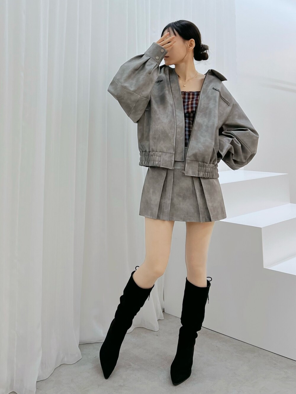 グレー系のスカート、レッド系のシャツ/ブラウス、その他のブーツを着用したレディースの秋コーディネートの4枚目の写真