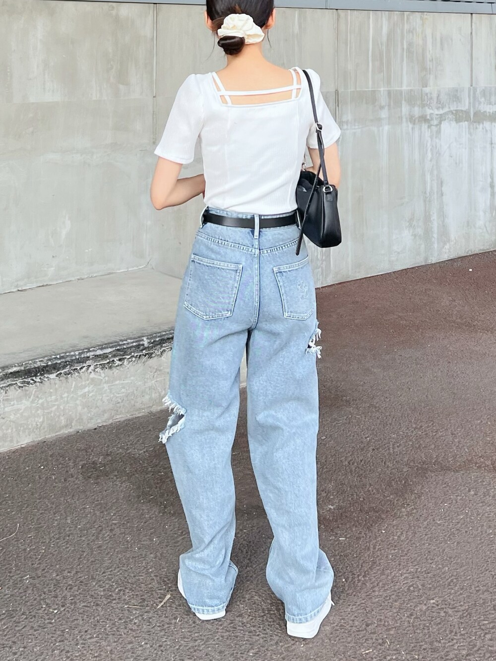 ブルー系のデニムパンツ、ホワイト系のTシャツ/カットソーを着用したレディースの夏コーディネートの3枚目の写真