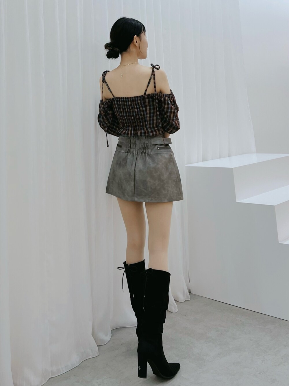 グレー系のスカート、その他のブーツ、レッド系のシャツ/ブラウスを着用したレディースの秋コーディネートの3枚目の写真