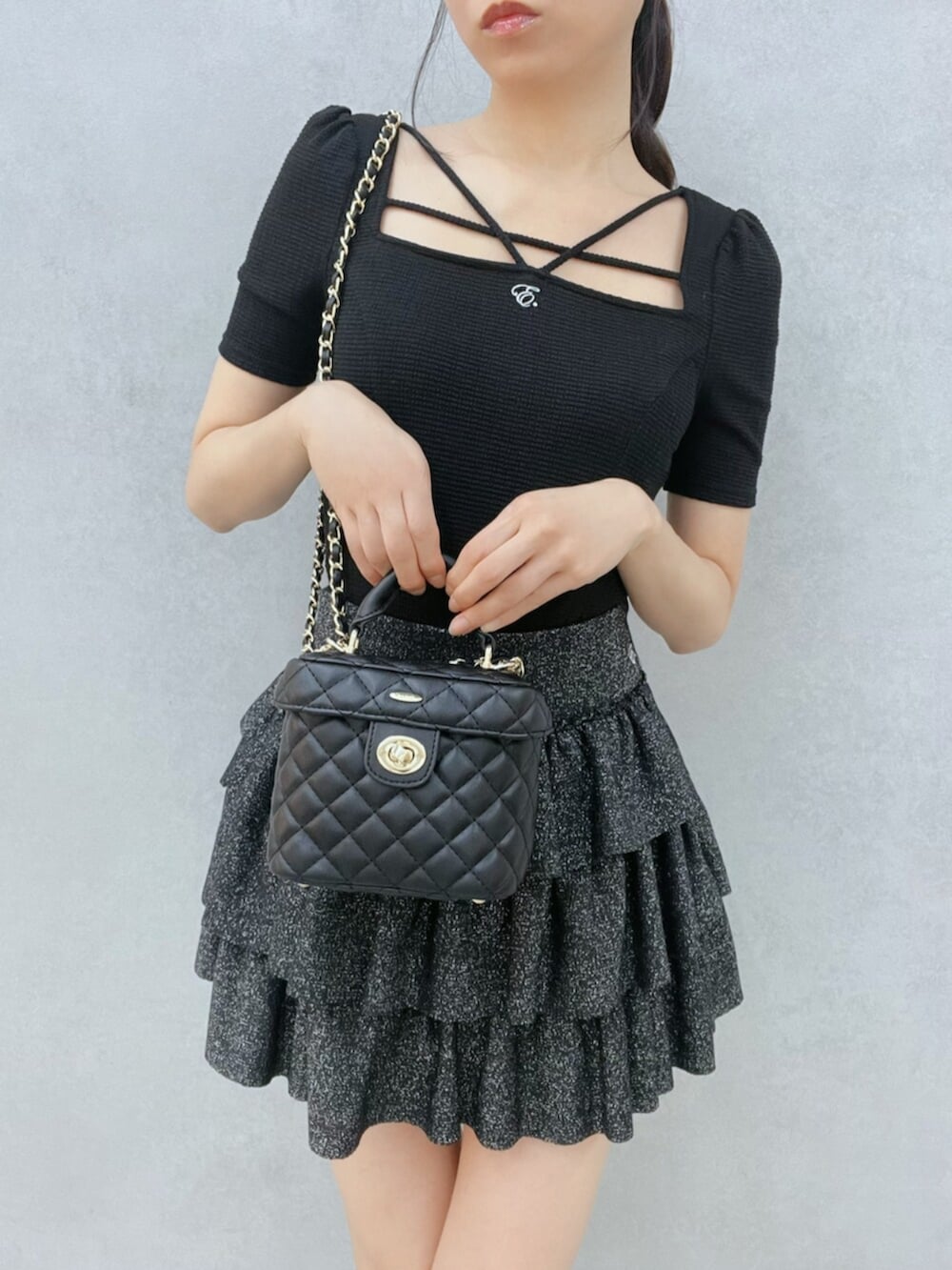 ブラック系のサンダル、ブラック系のスカート、ブラック系のTシャツ/カットソーを着用したレディースの夏コーディネートの5枚目の写真
