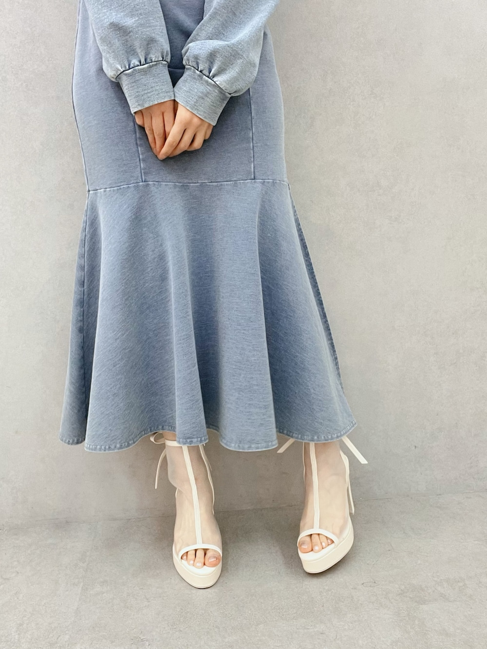 ブルー系のワンピース、ホワイト系のサンダル、ブルー系のパーカーを着用したレディースの春コーディネートの6枚目の写真